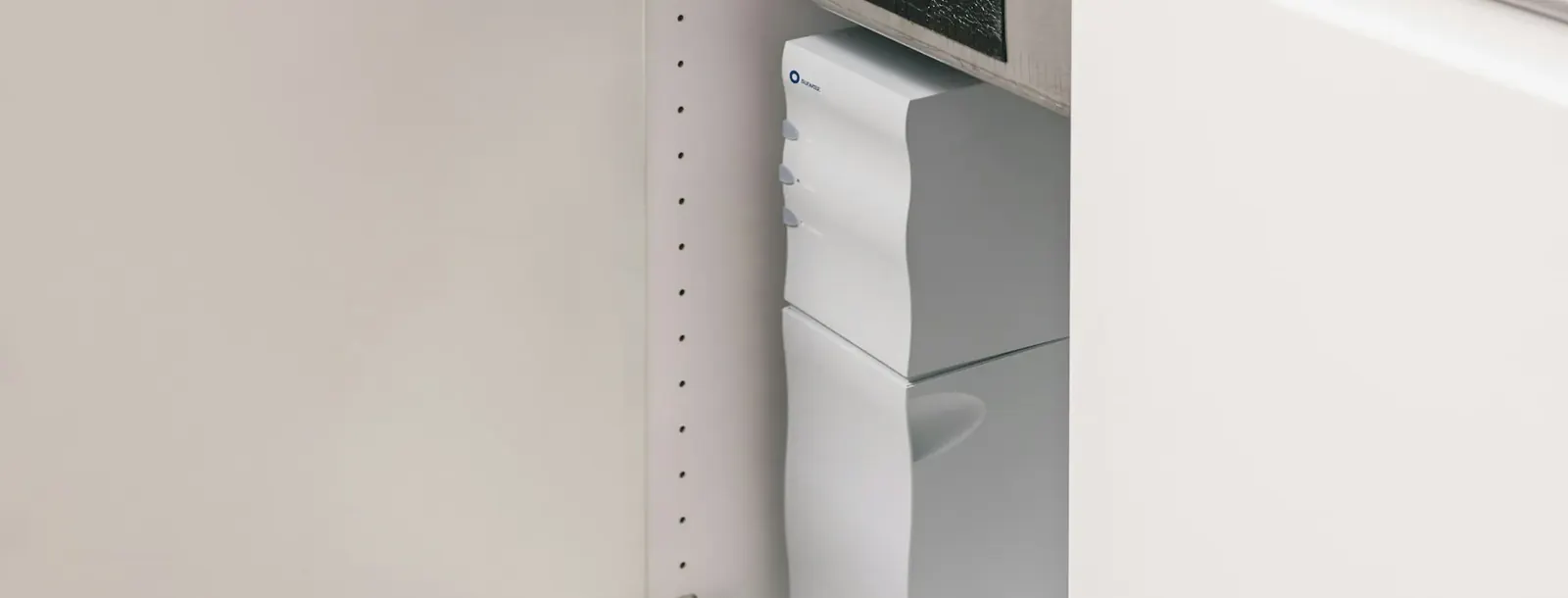 Open kitchen cabinet with a compact filter unit